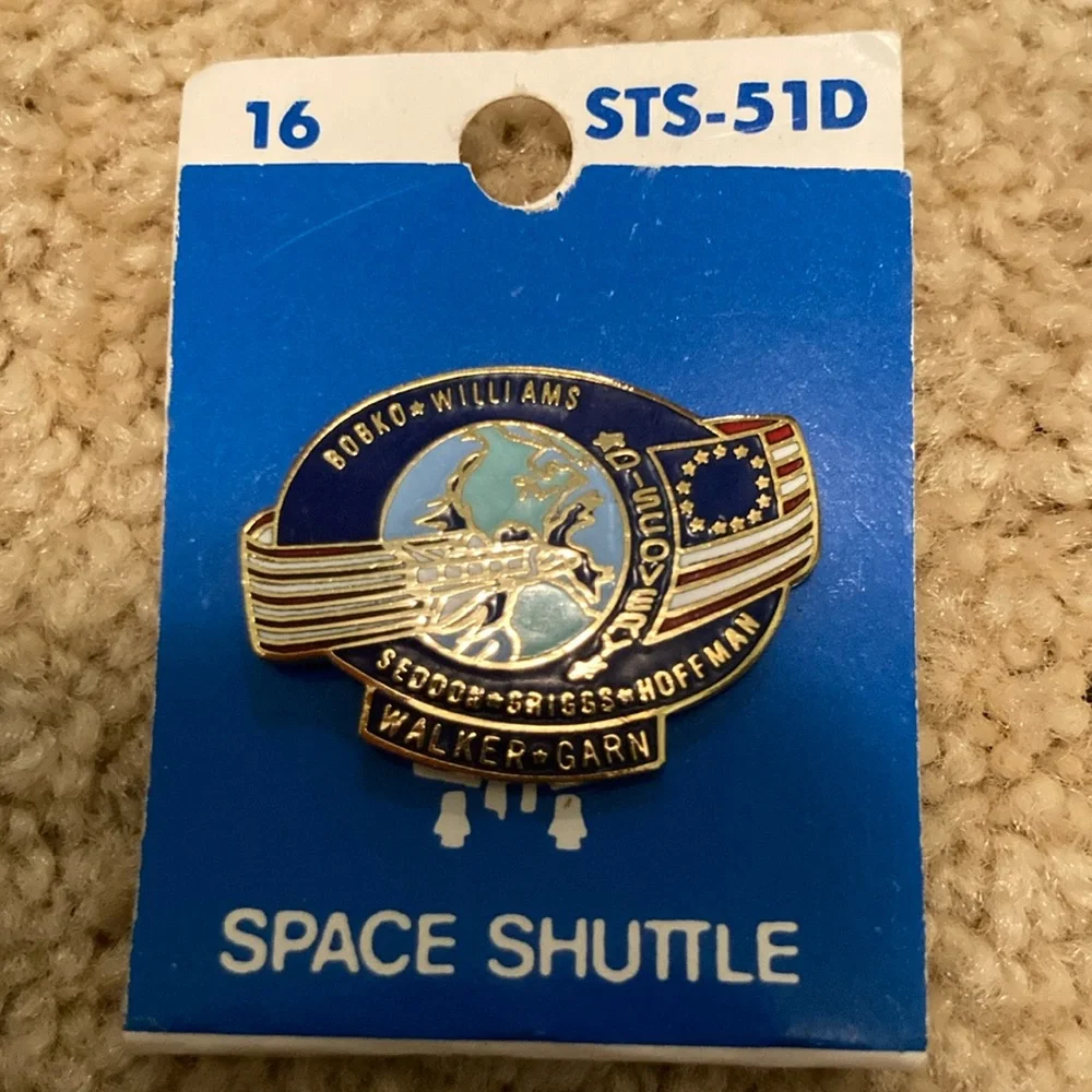 November 1985 Discovery space shuttle commenorative lapel pin. - Picture 1 of 3